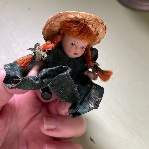 Vintage Anne of Green Gables miniature porcelain doll with fabric dress - Picture 5 of 7